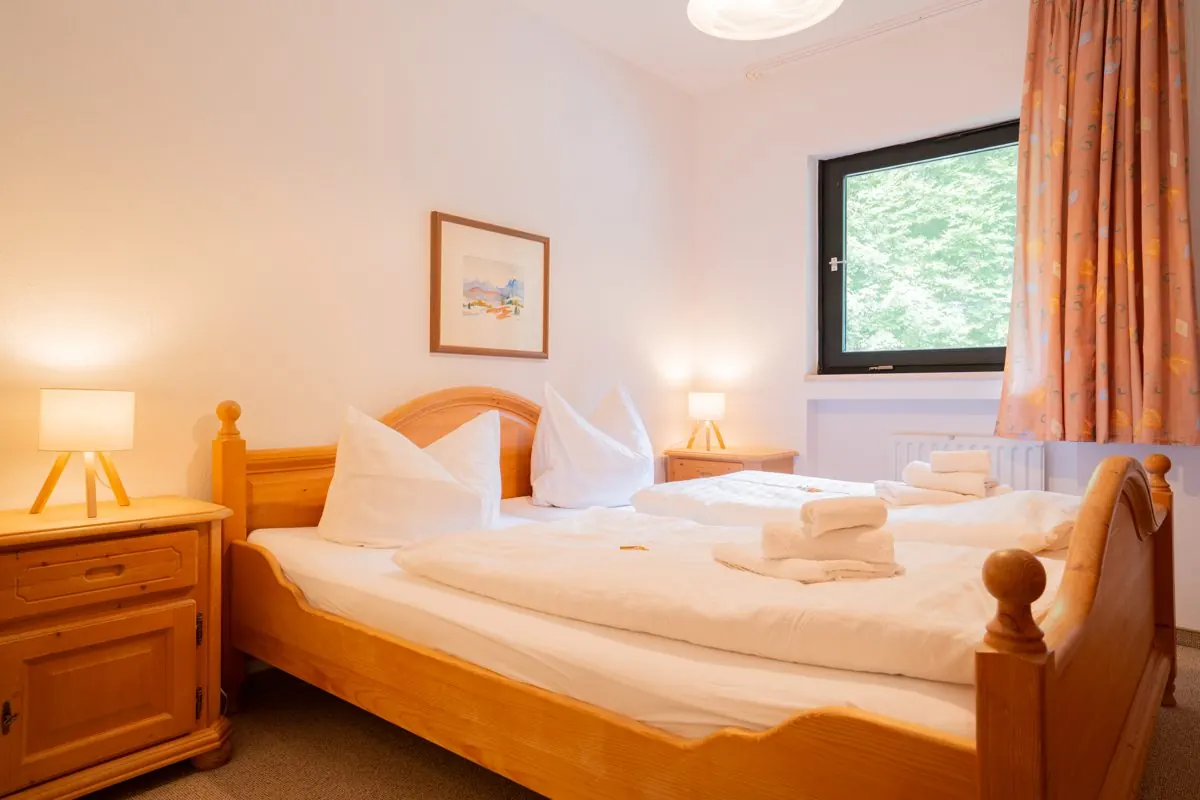 Frisch bezogenes Schlafzimmer mit Hotelbettwäsche – Ferienwohnung Urfeld am Walchensee
